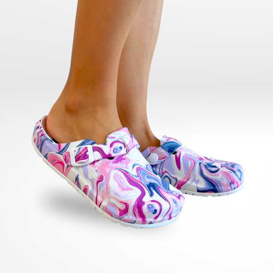 Socas médicas Fanti padrão marble rosa e azul, leves e confortáveis, ideais para profissionais de saúde como enfermeiros e médicas. Calçado antiderrapante para turnos longos.