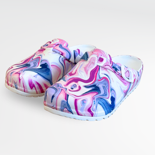 Socas médicas Fanti padrão marble rosa e azul, leves e confortáveis, ideais para profissionais de saúde como enfermeiros e médicas. Calçado antiderrapante para turnos longos.