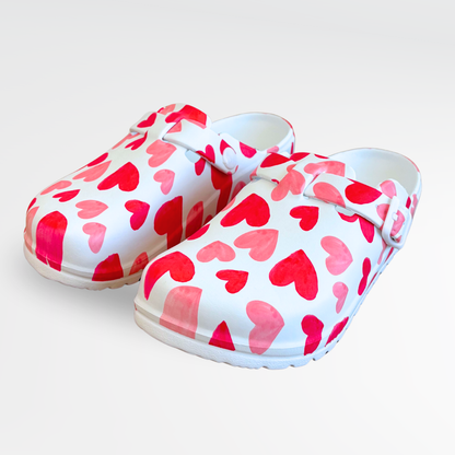 Socas de enfermagem com padrão de corações em rosa e vermelho, confortáveis e leves, ideais para médicas, enfermeiros, auxiliares e profissionais de saúde que passam muitas horas de pé.