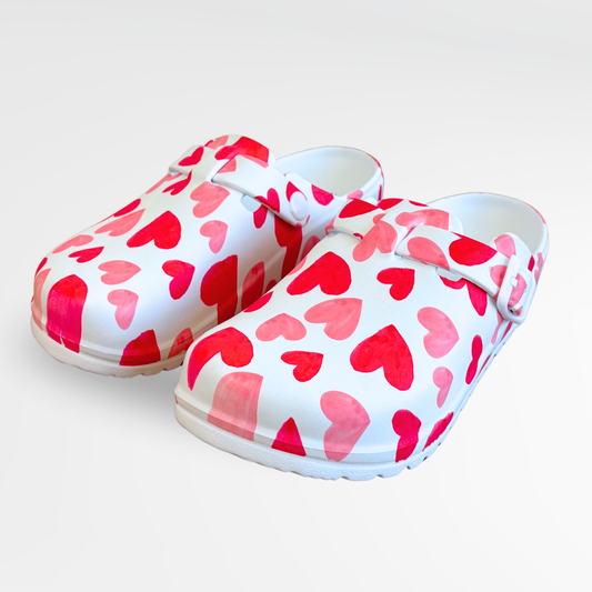 Socas de enfermagem com padrão de corações em rosa e vermelho, confortáveis e leves, ideais para médicas, enfermeiros, auxiliares e profissionais de saúde que passam muitas horas de pé.