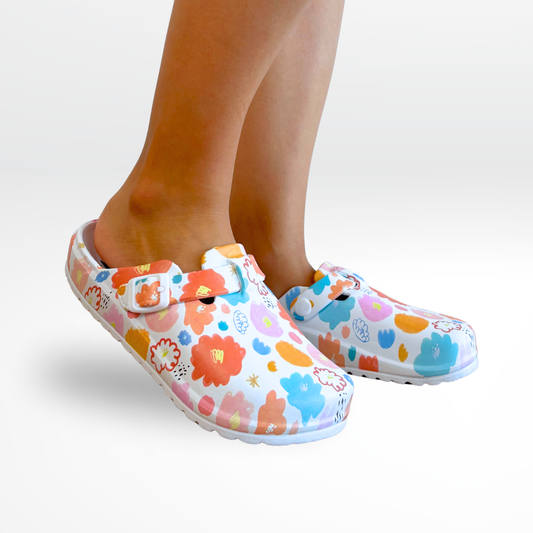 Socas de enfermagem com padrão floral colorido em tons pastel, leves e respiráveis, ideais para médicas, enfermeiros e profissionais de saúde que valorizam conforto e estilo no dia a dia.