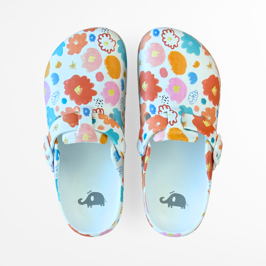 Socas de enfermagem com padrão floral colorido em tons pastel, leves e respiráveis, ideais para médicas, enfermeiros e profissionais de saúde que valorizam conforto e estilo no dia a dia.
